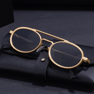 Gafas de Sol con Marco Ovalado KSL-98284 Unisex, Lentes de PC con Protección UV400, Marco Negro de Plástico y Metal, Diseño de Alta Gama con Resorte - Product Image 2