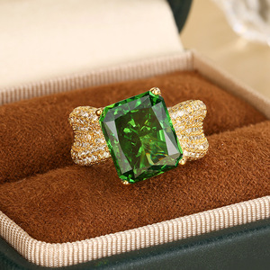 Nouvelle bague en cuivre plaqué or de haute qualité 2025 avec diamant émeraude carré en cuivre à haute teneur en carbone pour femme 10*12 - Product Image 1