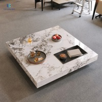Table basse carrée Luca en pierre frittée, aspect marbre |   Meuble de salon, hôtel, villa sur mesure, blanc brillant à motifs, avec pieds noirs intégrés