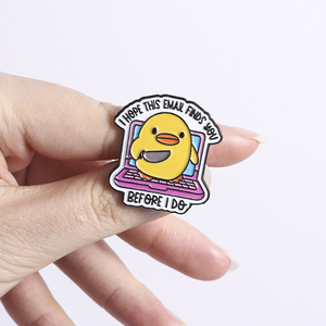 เข็มกลัดรูปเป็ดเหลืองถือมีดเคลือบเอนาเมล ตลกขบขันสำหรับออฟฟิศ หวังว่านี้อีเมลจะหาคุณได้ ขายส่งเข็มกลัดติดเสื้อ - Product Image 4