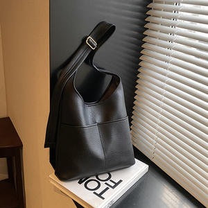 Sac à bandoulière simple et à la mode pour femme, sac à main décontracté et polyvalent de grande capacité, sac seau de couleur unie pour les trajets quotidiens - Product Image 6