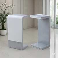 Comptoir de réception moderne en acier inoxydable blanc – Élégant, durable et facile à nettoyer pour hall d'entreprise