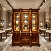 Vitrine de présentation de bijoux en bois sculpté de style européen, comptoir d'îlot incurvé pour les bijouteries haut de gamme en or et en jade