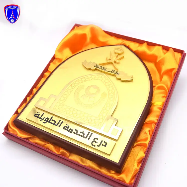 Tameng Kayu Oman Pelindung Kayu Lapis Emas Kualitas Terbaik Plakat Piala Penghargaan Halus Kustom dengan Kotak Kartu Sutra