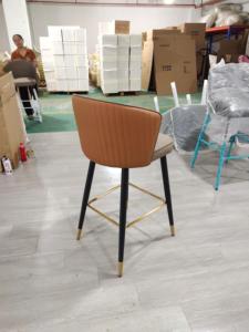 Tabouret de bar moderne en métal et cuir avec dossier haut pour usage commercial dans les restaurants, les cafés, les hôtels - Product Image 2