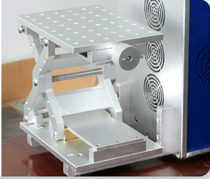 เครื่องเลเซอร์ไฟเบอร์แบบตั้งโต๊ะ 30W จากโรงงาน พร้อมระบบในตัว พกพาสะดวก ขนาดเล็ก อัตโนมัติเต็มรูปแบบ สำหรับสลักป้ายโลหะ - Product Image 3