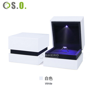 Caja de joyería con iluminación LED para fabricación al por mayor, caja para anillos de diamantes de tamaño personalizado con logotipo, caja iluminada para pulseras, caja para collares - Product Image 1