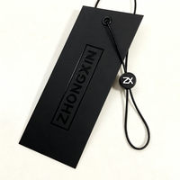 Étiquettes suspendues personnalisées en PVC pour vêtements, étiquettes de vêtements imperméables imprimées avec logo pour marque de vêtements - Prix de gros