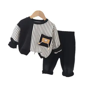 2023 חדש סגנון תינוקת בני בגדי סט מכירה לוהטת פסים הסווטשרט חליפת סיטונאי מחיר טוב באיכות טובה.