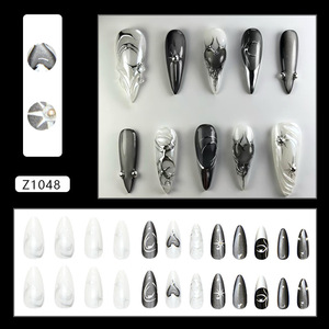 Faux ongles à presser gothiques dégradés noir et blanc, design 3D en métal avec épines, cœurs, étoiles argentées et rivets, finition brillante, forme amande, style punk, réutilisables - Product Image 2