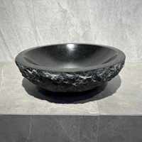 Vasque en granit noir rustique, intérieur poli, extérieur ciselé, en un seul bloc massif, pour projet de salle de bain de villa