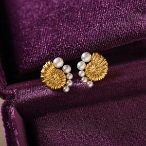 Boucles d'oreilles clous style océan en acier inoxydable plaqué or avec imitation perle et avion pour les femmes tendance en vacances à la mer - Product Image 3