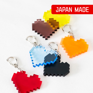 Llavero de acrílico transparente con diseño minimalista de corazón de píxeles, ecológico, para deportes y como adorno para bolso. - Product Image 1
