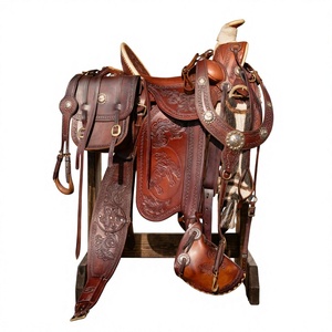 Silla de montar inglesa BS International Modelo NA94 de cuero de vaca con diseño grabado, estructura de madera y herrajes de acero inoxidable SUS304, fabricada de forma sostenible. - Product Image 1