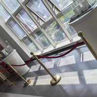 Barrière en corde de velours rouge avec poteaux en acier inoxydable pour les halls d'hôtel et les entrées d'événements VIP