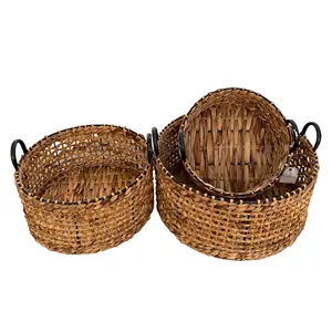 天然手工编织圆形草柳条篮，带黑色手柄，用于家庭储物