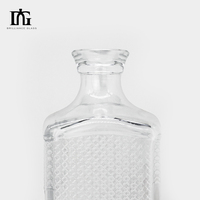 Vente en gros de bouteilles en verre transparent Super Flint de 700 ml, bouteille carrée miniature pour vodka, capacité de 500 ml, emballage en liège