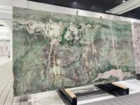 Panneau mural en quartzite vert émeraude royal de luxe, poli et rétroéclairé, en quartzite Verde Gaya, avec jointure en V, pour îlot de cuisine en pierre verte