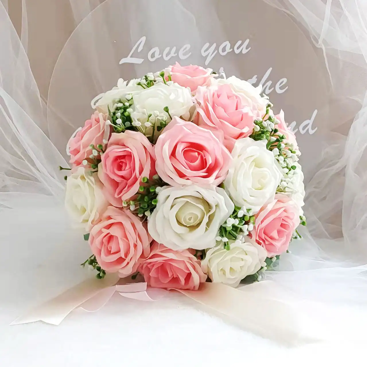 باقة ورد وردية بيضاء ووردية باليد لوصيفه العروس قسم محاكاة صور الزفاف باقة ورود مرخصة