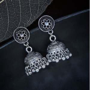 Bijoux d'imitation en gros de boucle d'oreille antique. Boucle d'oreille Jhumki pour femmes, design floral élégant et tendance - Product Image 1