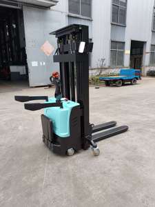 Plateforme élévatrice électrique Everlift 1,5t 2 tonnes de type conducteur (4,5m-6m) avec pneus en polyuréthane, propulsion arrière et batterie au plomb-acide - Product Image 1