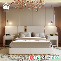 Lit King Size Exclusif Rembourré avec Tête de Lit en Bois Massif et Tables de Chevet Minimalistes – Ensemble Sur Mesure pour Appartement de Luxe et Hôtel