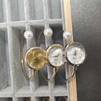 Montre-bracelet à quartz pour femme W222 avec cadran en cristal facetté rond, bracelet ouvert, décor perlé, montre élégante pour femme