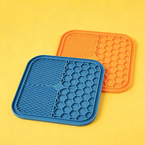 Alfombrilla de silicona para alimentación lenta de perros y gatos con espátula, cuenco para comer con base antideslizante y ventosas para la salud de tu mascota - Product Image 3