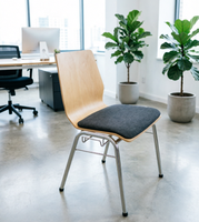 Chaise de conférence empilable et accrochable en contreplaqué courbé OKBUY avec cadre chromé pour la formation et les banquets