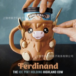 Taza de helado Highland Cow de resina marrón con diseño de embudo y cuchara para servir postres - Product Image 4