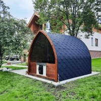 Cabine de sauna extérieure de style igloo avec véranda ouverte, sauna en bois naturel pour 4 à 6 personnes avec toit en bardeaux d'asphalte pour jardin