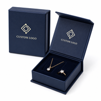Boîte cadeau magnétique rigide de luxe avec logo personnalisé et insert en velours pour l'emballage de bagues, boucles d'oreilles et colliers