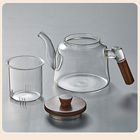 Carafe à thé et café minimaliste en verre borosilicate de haute qualité, résistante à la chaleur (800 ml), avec infuseur et base en bois massif, personnalisable avec logo.