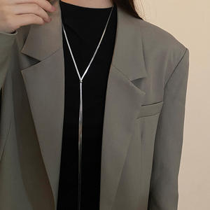 Collana di Gioielli a Strati in Acciaio Inossidabile - Catena Super Lunga a Osso di Serpente Placcata Oro 18K per Maglioni - Product Image 3