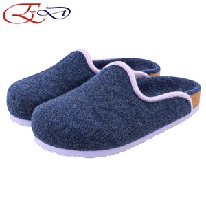 Zuecos de fieltro para mujer con borde en contraste, sin cordones, punta cerrada, suela de EVA, zapatos cómodos para otoño e invierno, uso en interiores del hogar. - Product Image 1