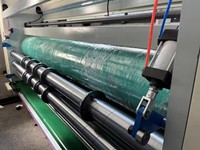Automatische kartonnen print-, sleuf- en stansmachine voor de productie van golfkartonnen dozen