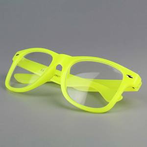 Venta al por mayor de gafas de sol retro de diseño de moda Vintage Luz de plástico de alta calidad para hombres y mujeres tonos coloridos de moda - Product Image 6