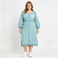 Robe pull midi tricotée sur mesure, col carré, rayures verticales jacquard, manches bouffantes, boutonnée sur le côté, fente à l'ourlet
