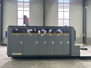 Ligne automatique de découpe, fenteuse, plieuse et encolureuse pour boîtes en carton ondulé avec impression flexographique et découpe à l'emporte-pièce, pour la création de motifs similaires - Product Image 3