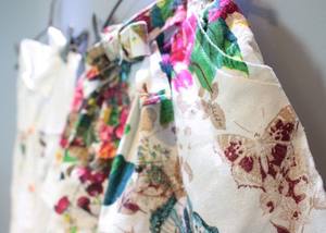 Compras en Línea en India: Conjunto de Camiseta sin Mangas con Cuello de Solapa de Algodón para Niñas y Pantalones de Salón con Estampado Completo para Niñas - Product Image 4