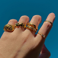 Fil coréen 18k or Pvd plaqué or torsadé anneaux en acier inoxydable anneaux ondulés imperméables sans ternissement bijoux en or