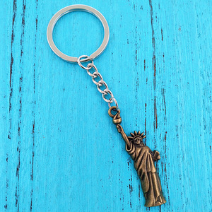 Moquan Châu Âu và mỹ Retro tự làm hợp kim kẽm tượng tự do nâng cao tay chiến thắng ngọn đuốc Keychain Ngày Độc Lập commem - Product Image 2