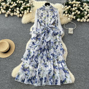 Robe pour femme, robe à imprimé floral avec bordure en dentelle, col montant, ceinture à nouer - Robe longue maxi élégante à volants - Product Image 2