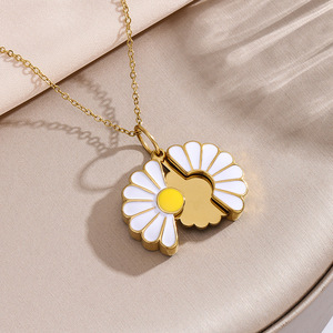 จี้ดอกไม้สแตนเลสสตีลชุบทอง 18K PVD กันน้ำ สลักโลโก้ด้วยเลเซอร์ตามสั่ง เครื่องประดับส่วนบุคคล - Product Image 1