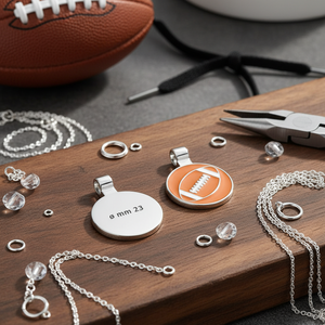 Colgante redondo plateado con diseño de fútbol americano de 23 mm para la fabricación de joyas - Product Image 3