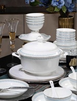 Service de vaisselle en porcelaine fine Lucky Harmony – Assiettes élégantes blanches avec bordure bleue, rondes, carrées, ovales, rectangulaires et de forme libre pour la salle à manger