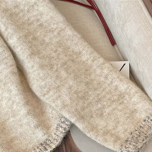 เสื้อสเวตเตอร์คอวีลายดอกไม้แบบนิช ดีไซน์ลำลองสำหรับผู้หญิง สไตล์ฤดูใบไม้ร่วง เสื้อคลุมตัวนอกแบบปกติ เนื้อผ้านุ่ม โลโก้ด้านหน้า - Product Image 2