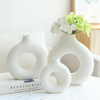 Décoration d'intérieur, style farmhouse, vases en céramique ronds blancs élégants et modernes de style nordique, avec échantillon gratuit
