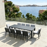 Ensemble de salle à manger d'extérieur moderne, durable et confortable, chaises en aluminium résistantes aux intempéries, meubles de patio pour villa et hôtel