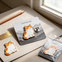 Pin de metal esmaltado personalizado con diseño de gato sonriente Ginger y borde dorado, para coleccionables de juguetes, venta al por mayor y pedidos a granel